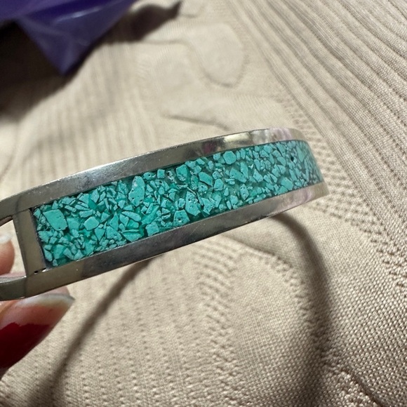 VINTAGE MEXICAN STERLING SILVER CRUSHED TURQUOISE OVAL HINGED BANGLE BRACELET - Picture 8 of 8